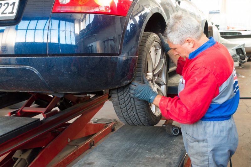 boutique-LA CADIERE D AZUR-min_auto_repair_repair_lift_auto_mechanic_work_clothes_master_professional_man_of_the_fold-685629