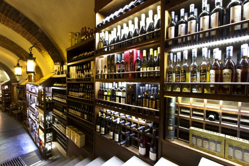 boutique-LA CADIERE D AZUR-min_world_street_travel_shop_canon_georgia_wine_bottles-429767